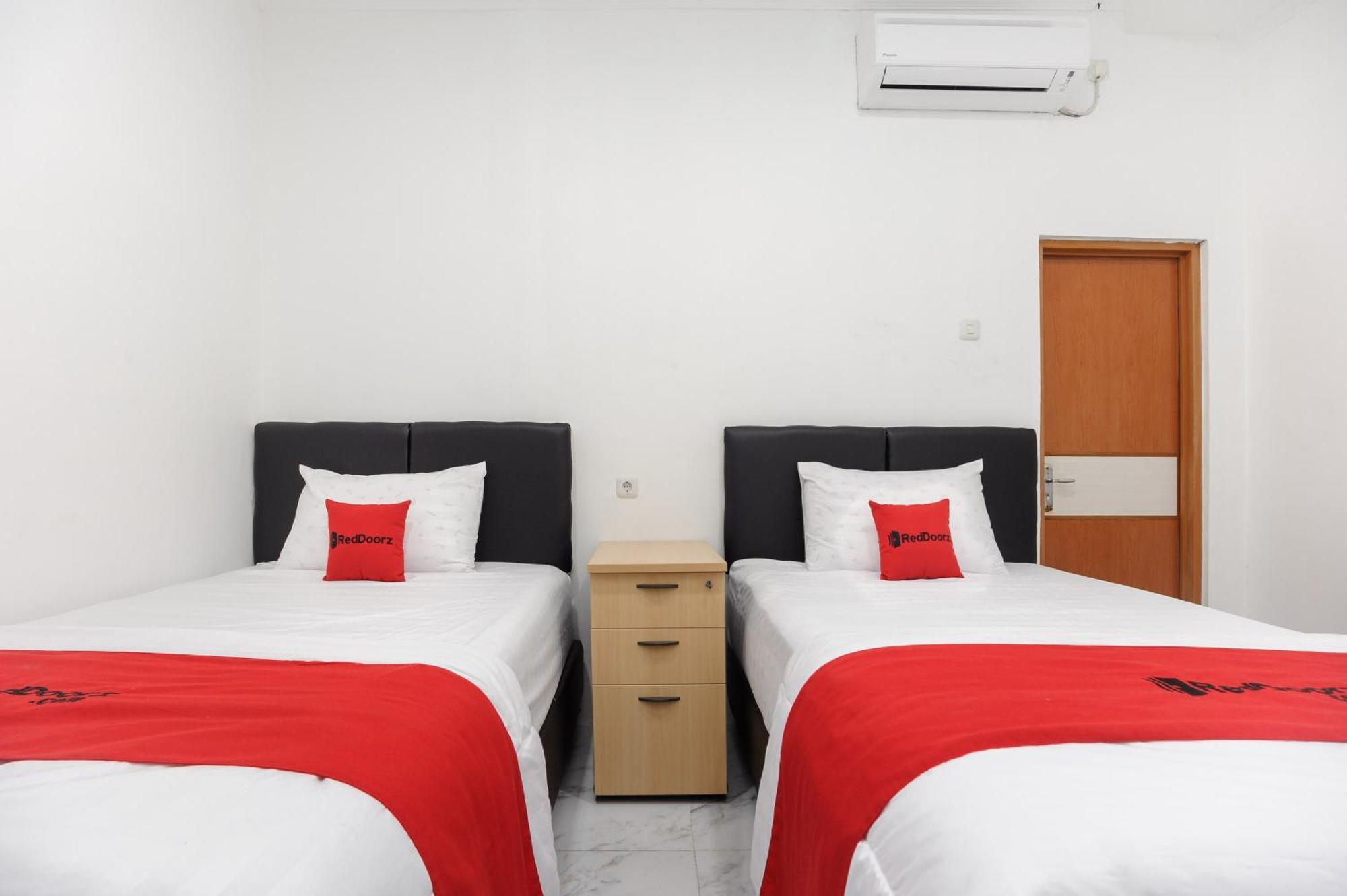Reddoorz Syariah @ Sakura Hotel Jatiwaringin Bekasi Exteriör bild