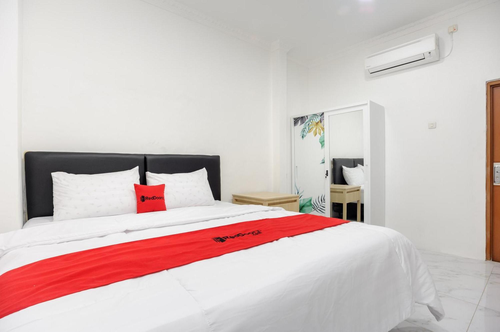 Reddoorz Syariah @ Sakura Hotel Jatiwaringin Bekasi Exteriör bild